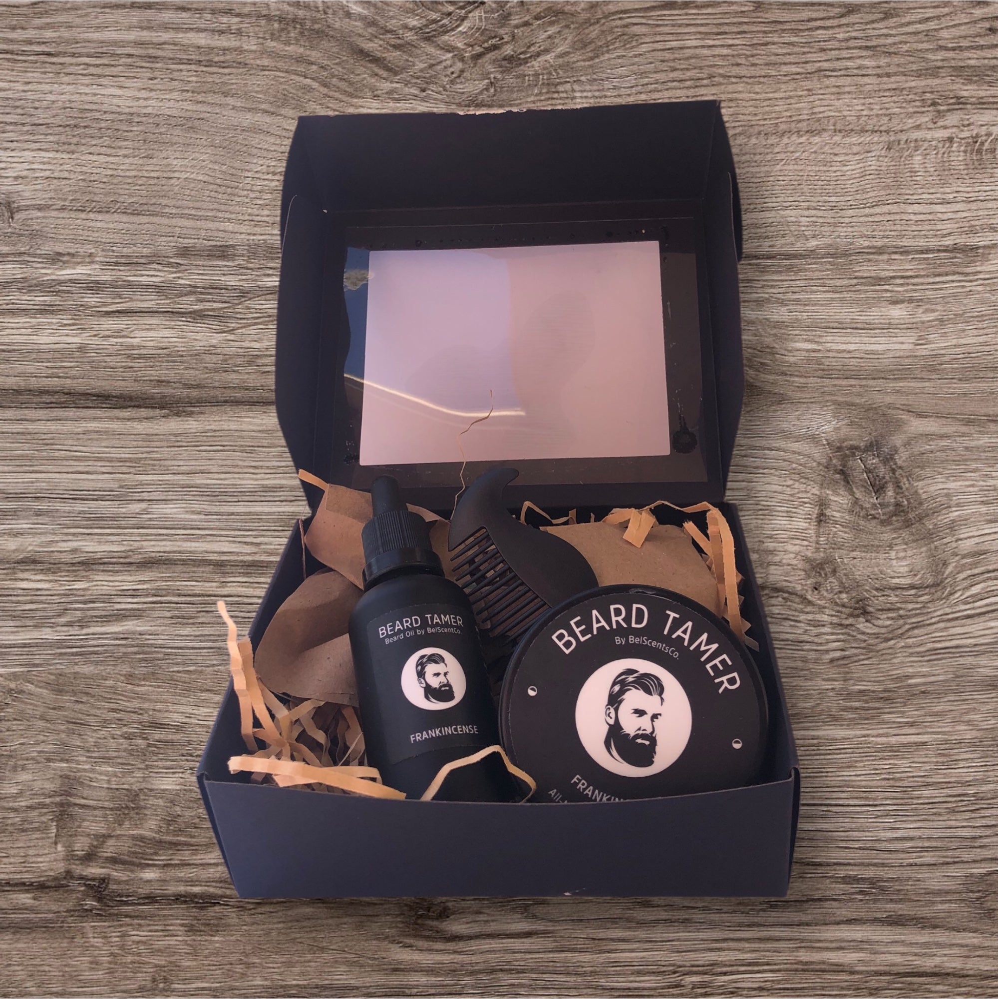 Men's natural beard grooming gift set with beard balm, oil, and wooden comb – ideal for moisturising, styling, and beard care.