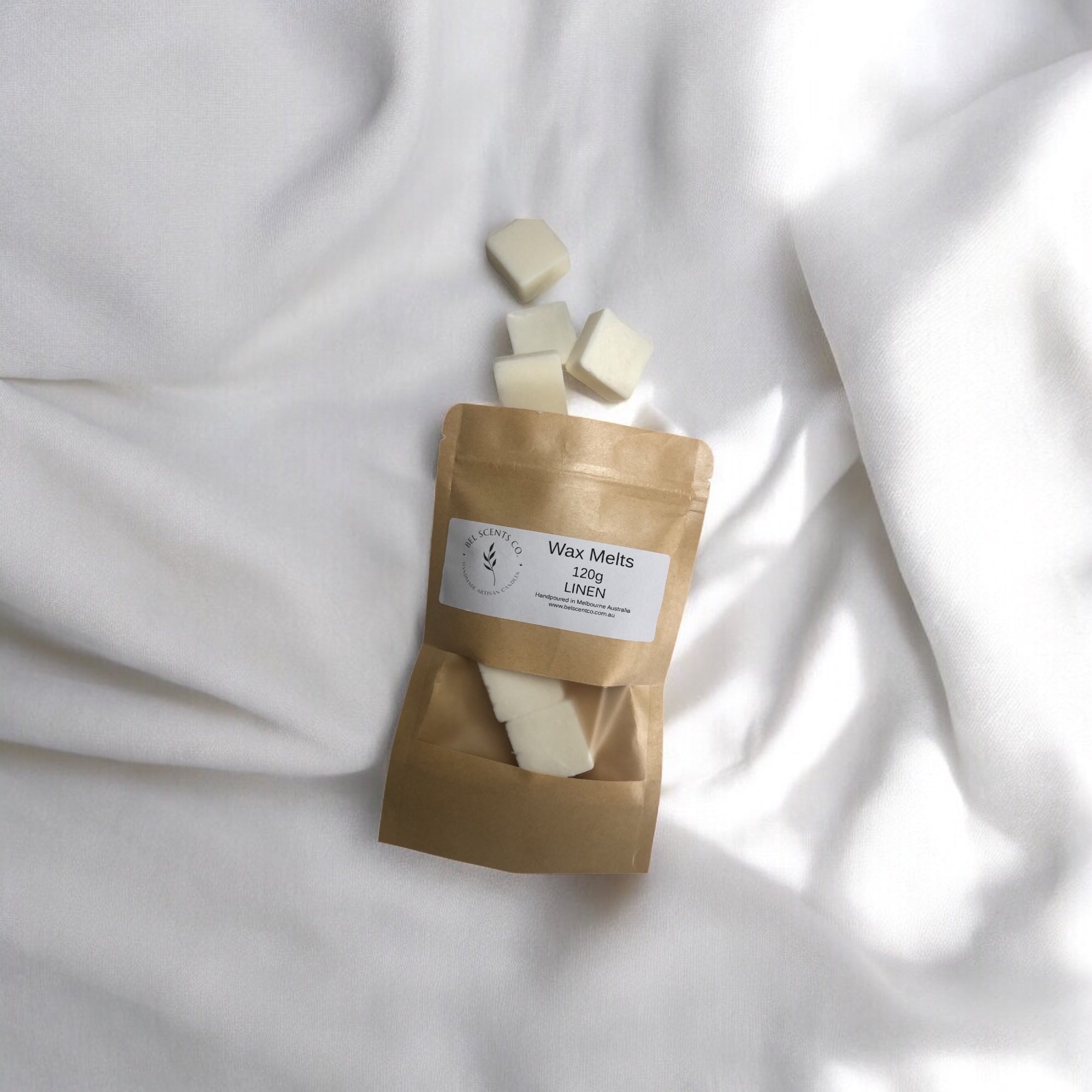 Hand-poured square wax melts in refreshing Linen scent, neatly arranged on a Botanical Background – ideal for home fragrance lovers